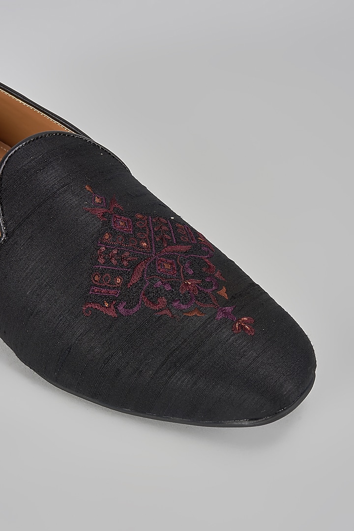 Black Raw Silk Machine Embroidered Mojaris by Vanshik at Pernia's Pop Up Shop