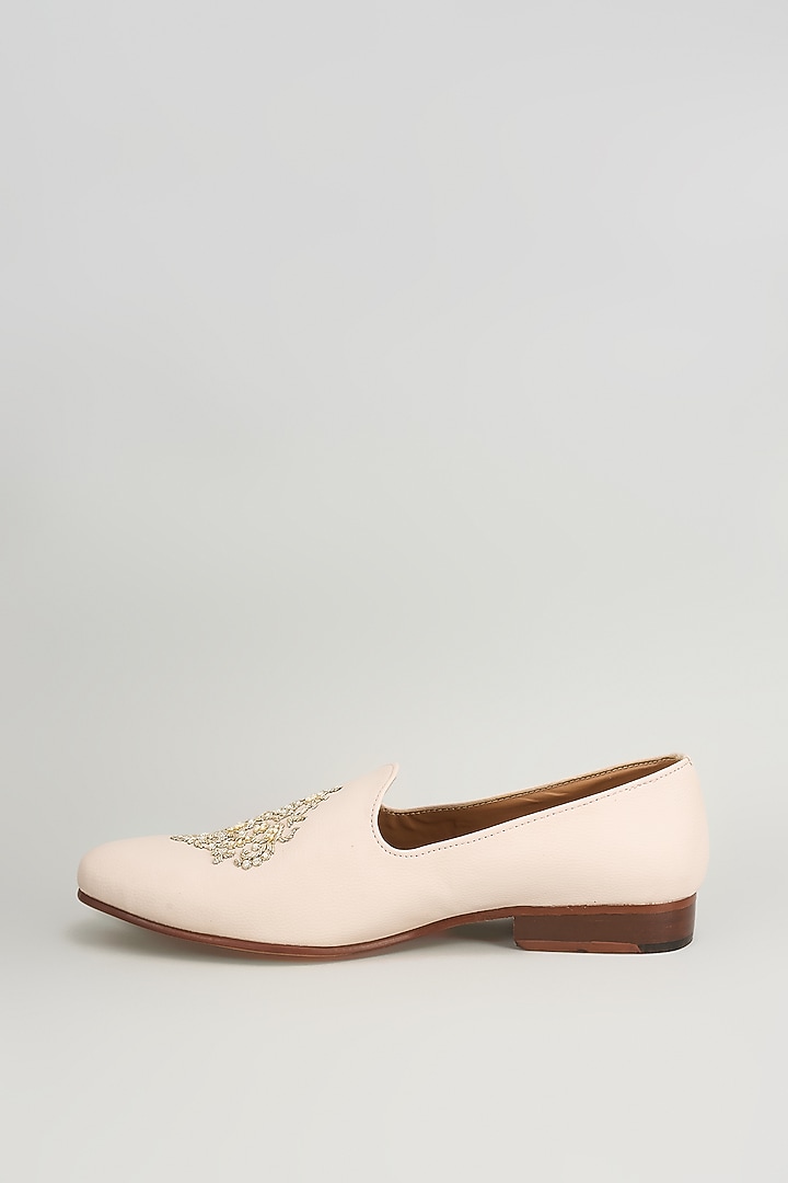 Cream Leather Mojaris by Vanshik at Pernia's Pop Up Shop