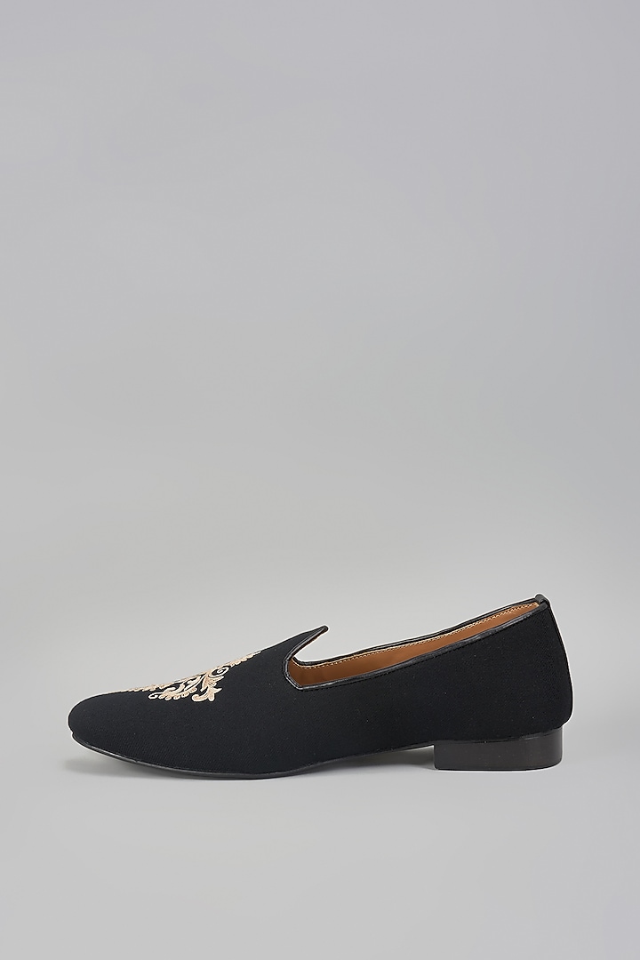 Black Silk Motif Embroidered Mojaris by Vanshik at Pernia's Pop Up Shop