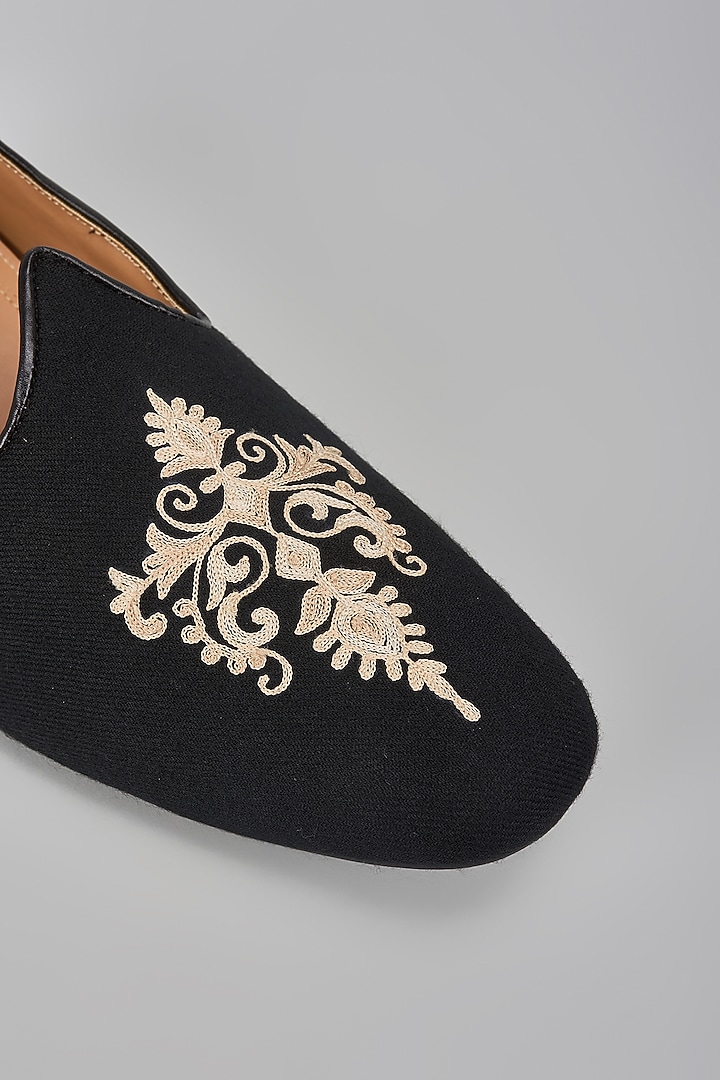 Black Silk Motif Embroidered Mojaris by Vanshik at Pernia's Pop Up Shop