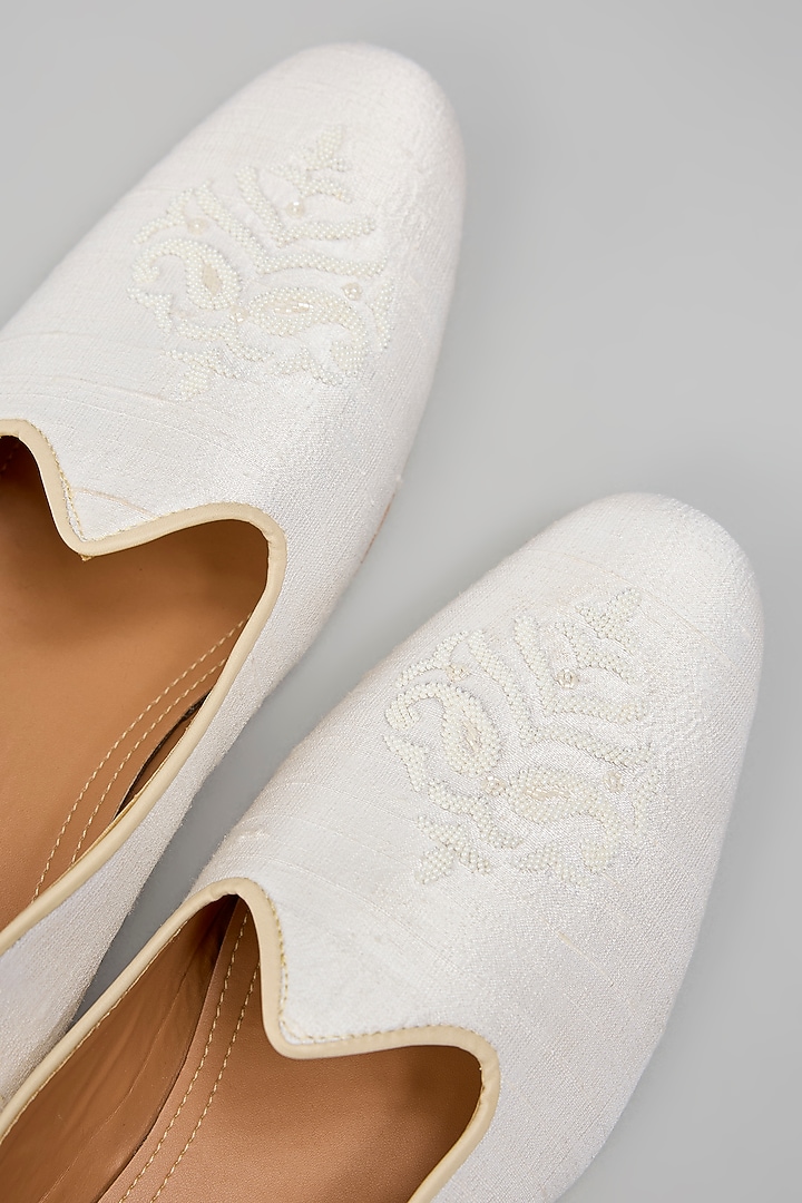 Pearl White Silk Motif Embroidered Mojaris by Vanshik at Pernia's Pop Up Shop