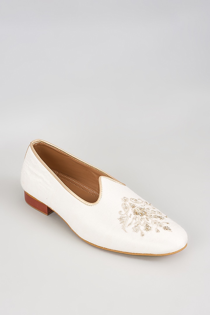 Pearl White Silk Motif Embroidered Mojaris by Vanshik at Pernia's Pop Up Shop