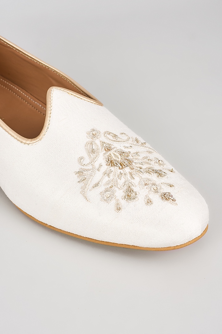 Pearl White Silk Motif Embroidered Mojaris by Vanshik at Pernia's Pop Up Shop