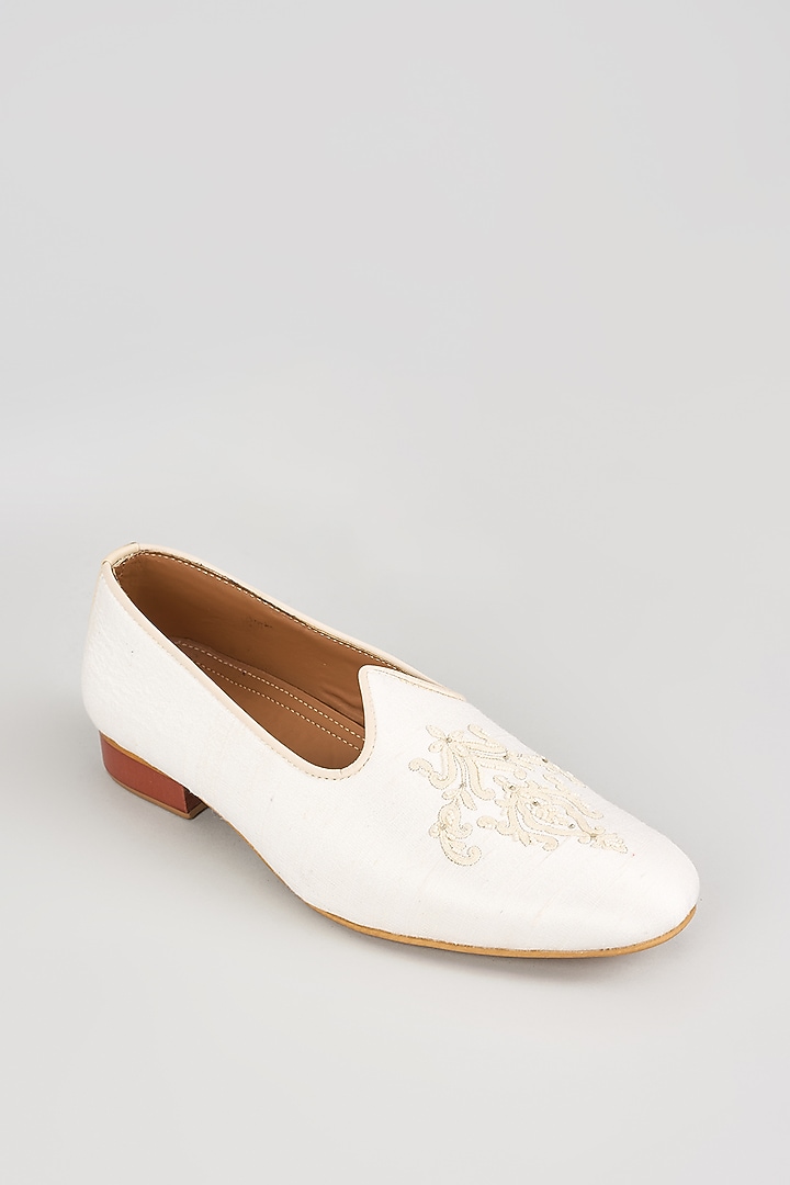 Pearl White Silk Motif Embroidered Mojaris by Vanshik at Pernia's Pop Up Shop