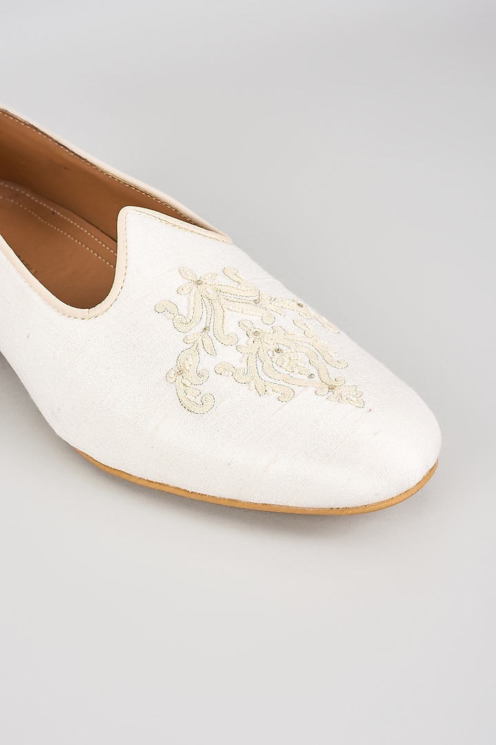 Pearl White Silk Motif Embroidered Mojaris by Vanshik at Pernia's Pop Up Shop
