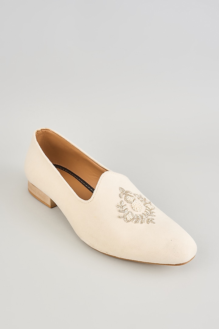 Cream Leather Motif Embroidered Mojaris by Vanshik at Pernia's Pop Up Shop
