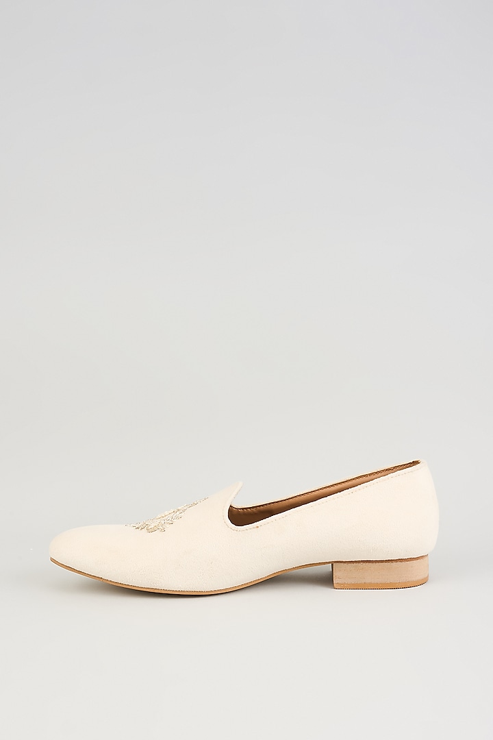 Cream Leather Motif Embroidered Mojaris by Vanshik at Pernia's Pop Up Shop