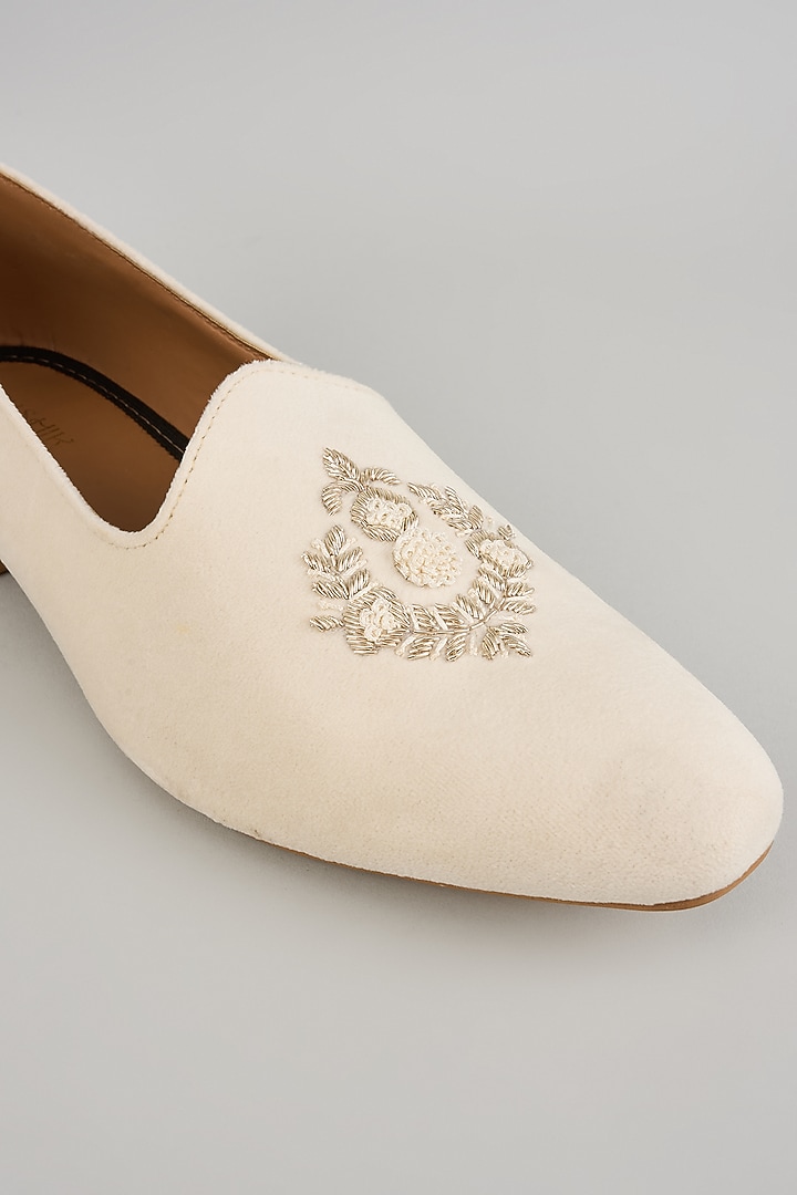 Cream Leather Motif Embroidered Mojaris by Vanshik at Pernia's Pop Up Shop