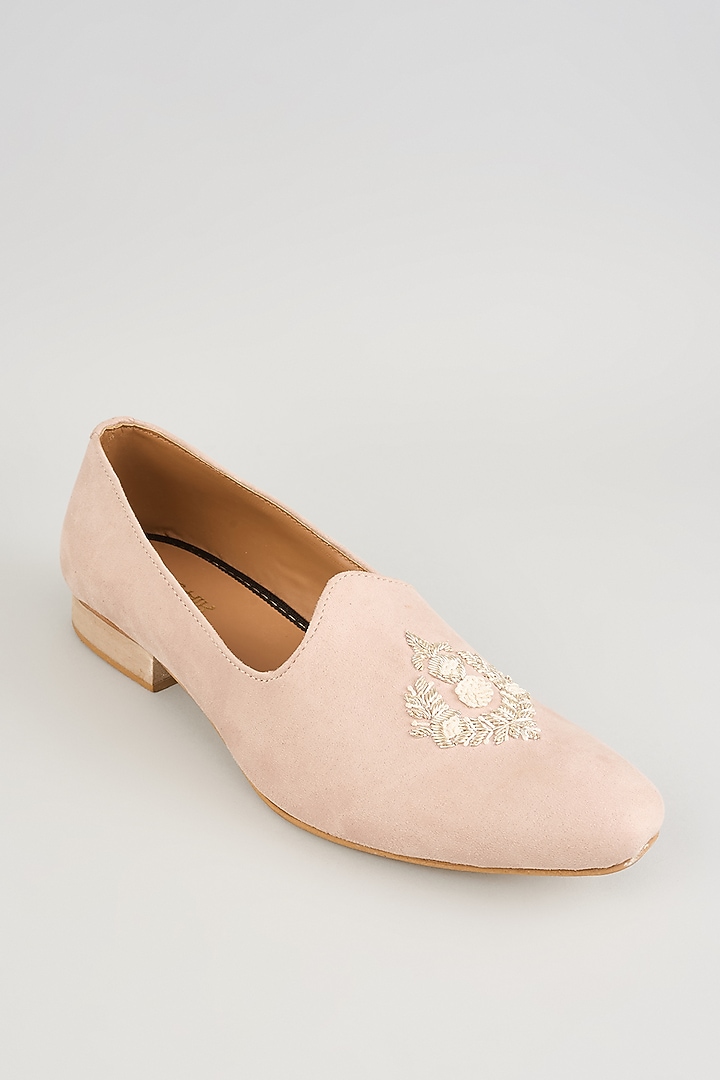 Cream Leather Motif Embroidered Mojaris by Vanshik at Pernia's Pop Up Shop