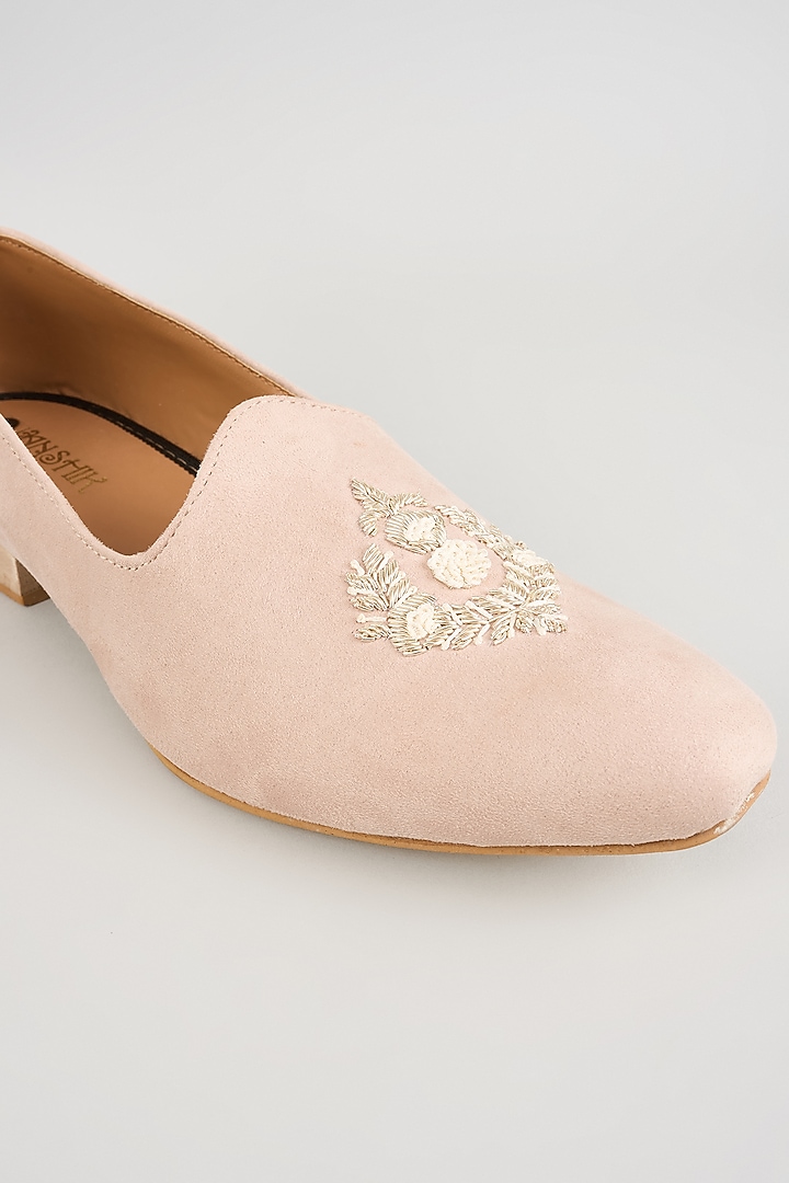 Cream Leather Motif Embroidered Mojaris by Vanshik at Pernia's Pop Up Shop