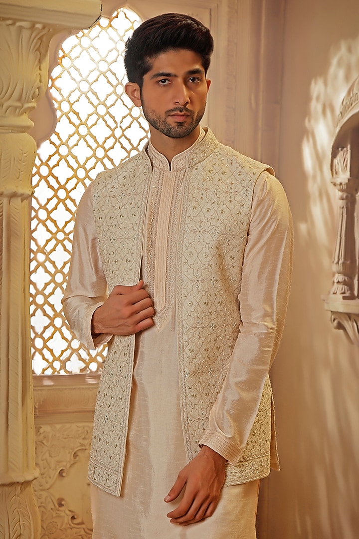 Pearl White Raw Silk Thread Embroidered Bundi Jacket Set by Vanshik at Pernia's Pop Up Shop