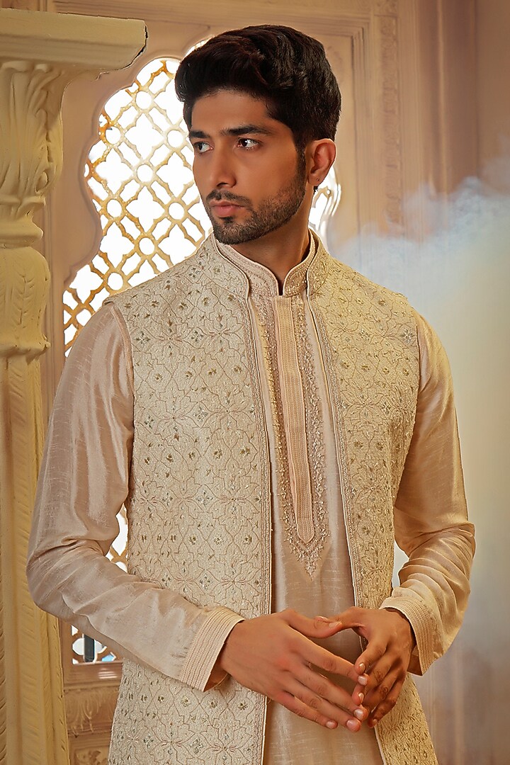 Pearl White Raw Silk Thread Embroidered Bundi Jacket Set by Vanshik at Pernia's Pop Up Shop