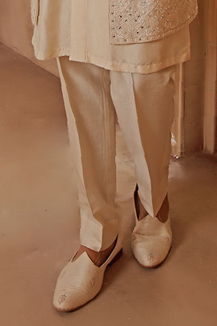 Pearl White Raw Silk Mirror Embroidered Long Bundi Jacket Set by Vanshik at Pernia's Pop Up Shop