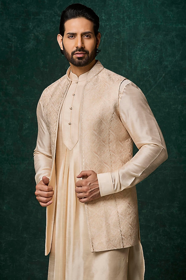 Blush Silk Embroidered Bundi Jacket Set by Vanshik at Pernia's Pop Up Shop