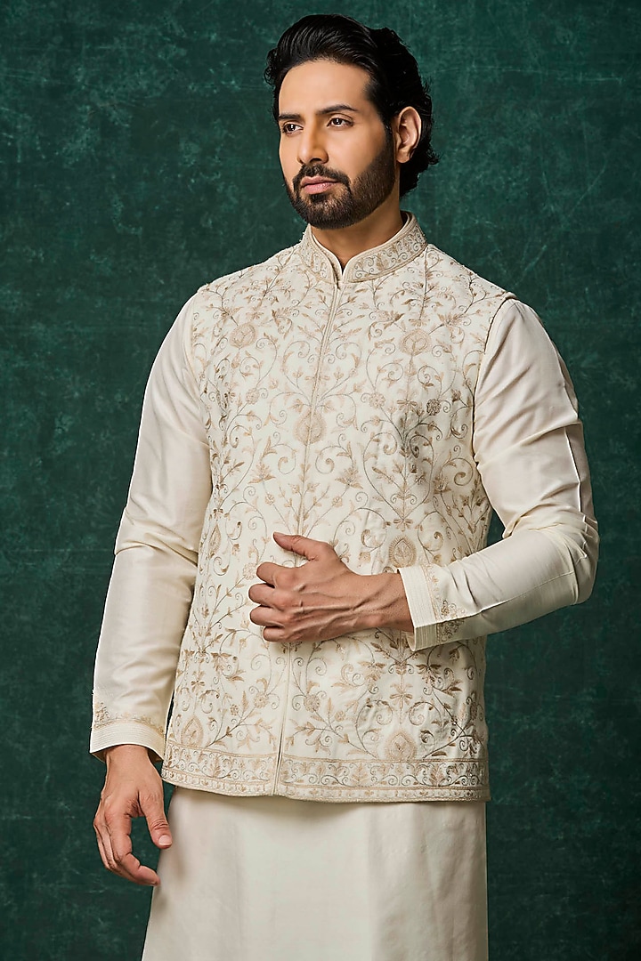 Pearl-Colored Silk Embroidered Bundi Jacket Set by Vanshik at Pernia's Pop Up Shop