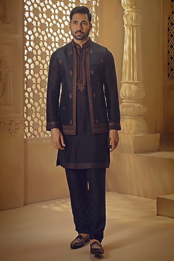 Blue Raw Silk Thread Embroidered Bundi Jacket Set by Vanshik at Pernia's Pop Up Shop