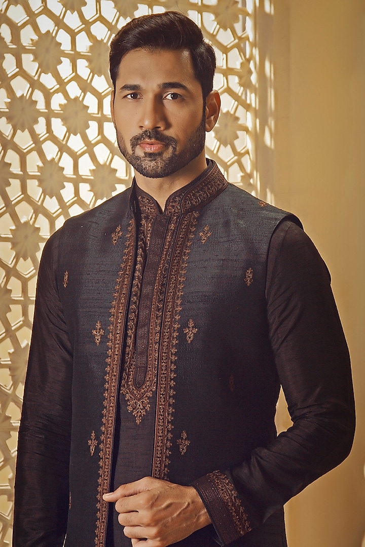 Blue Raw Silk Thread Embroidered Bundi Jacket Set by Vanshik at Pernia's Pop Up Shop