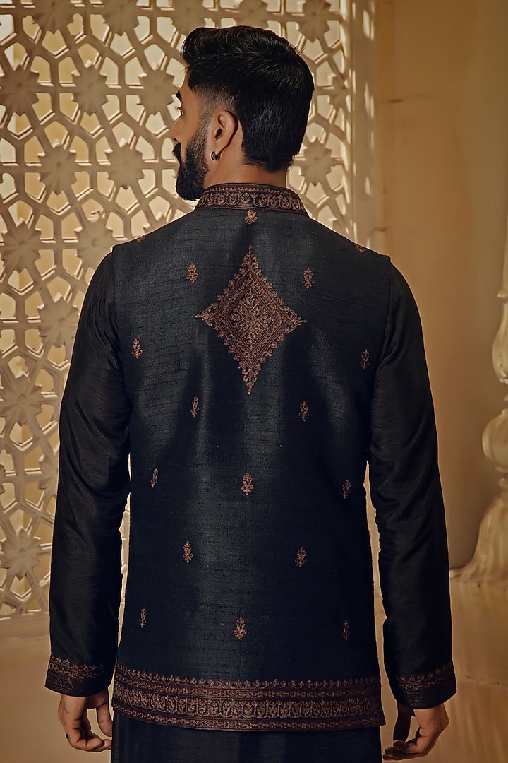 Black Raw Silk Thread Embroidered Bundi Jacket Set by Vanshik at Pernia's Pop Up Shop