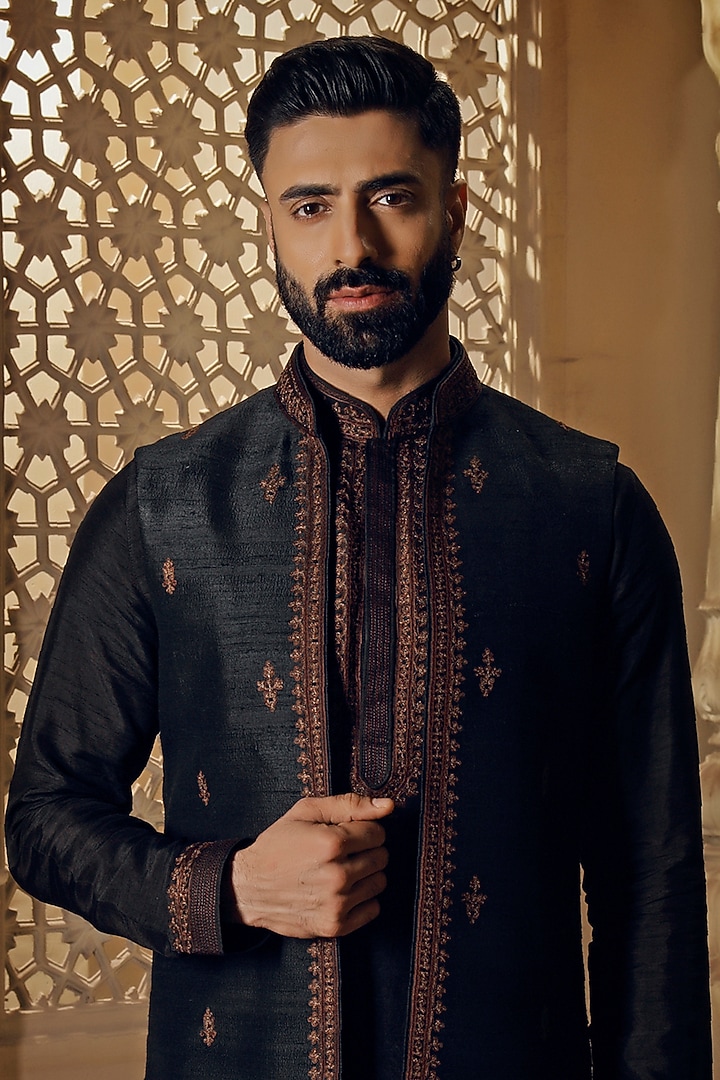 Black Raw Silk Thread Embroidered Bundi Jacket Set by Vanshik at Pernia's Pop Up Shop