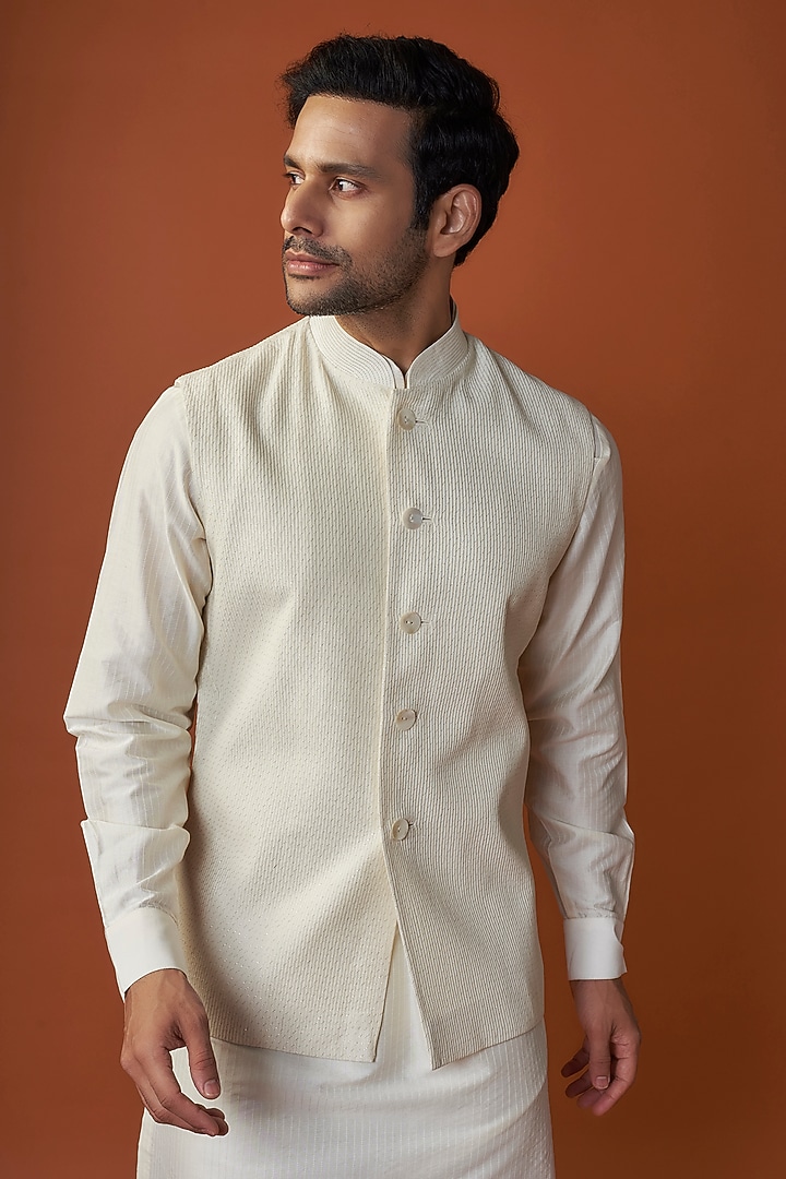 Pearl-Colored Silk Paisley Embroidered Bundi Jacket Set by Vanshik at Pernia's Pop Up Shop