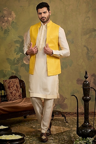 Yellow Silk Embroidered Bundi Jacket Set by Vanshik