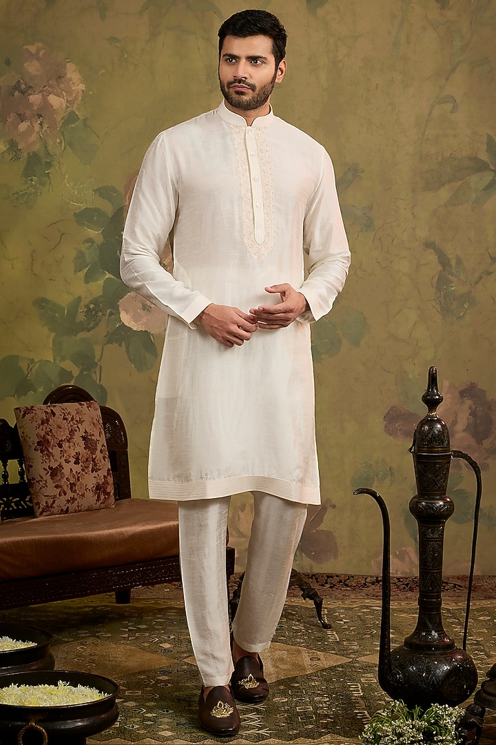 Blush Silk Embroidered Bundi Jacket Set by Vanshik at Pernia's Pop Up Shop