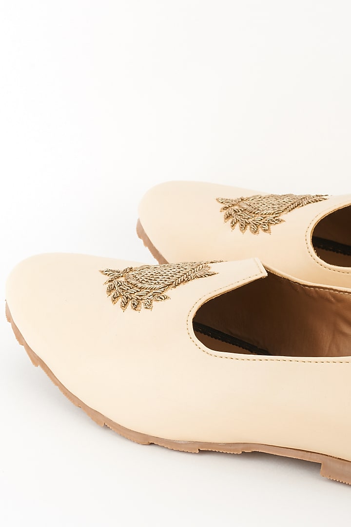 Cream Processed Leather Zardosi Embroidered Mojaris by Vanshik at Pernia's Pop Up Shop