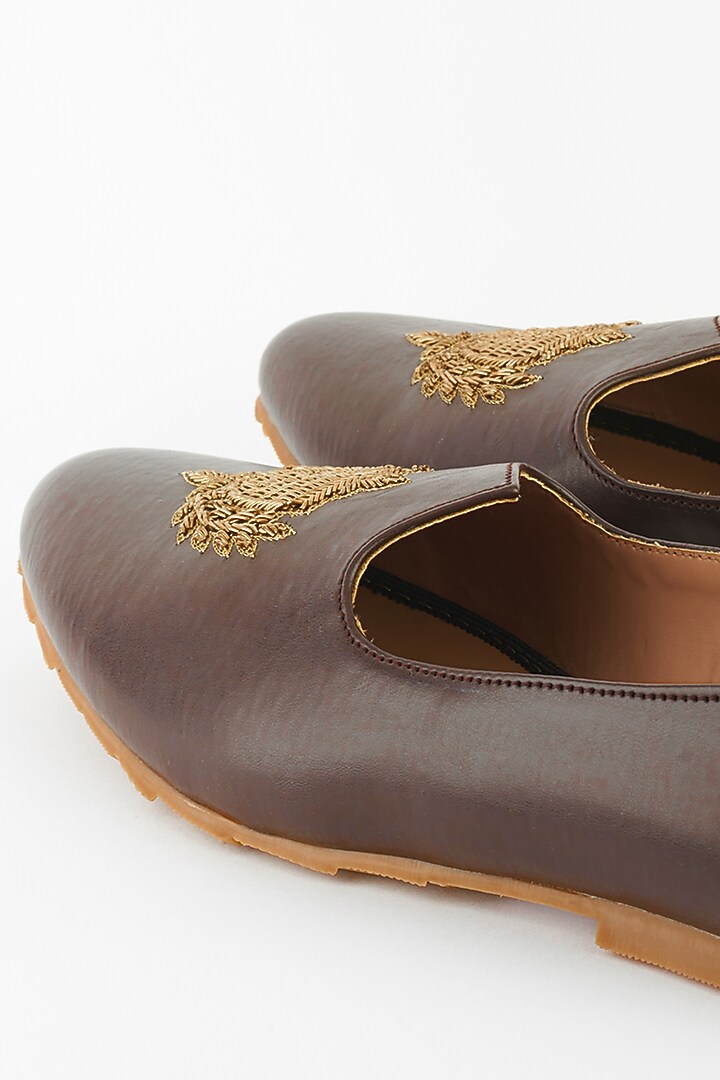 Brown Processed Leather Zardosi Embroidered Mojaris by Vanshik at Pernia's Pop Up Shop