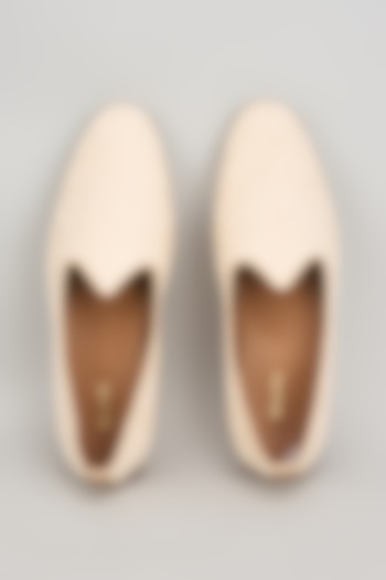 Cream Rich Silk Mojaris by Vanshik at Pernia's Pop Up Shop