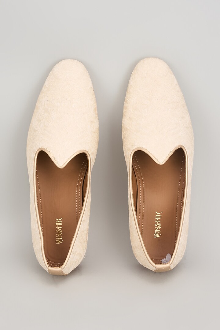 Cream Rich Silk Mojaris by Vanshik at Pernia's Pop Up Shop