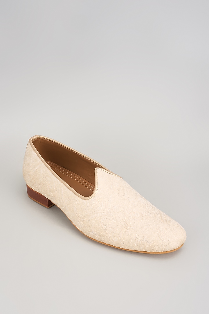 Cream Rich Silk Mojaris by Vanshik at Pernia's Pop Up Shop