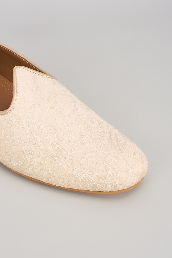 Cream Rich Silk Mojaris by Vanshik at Pernia's Pop Up Shop