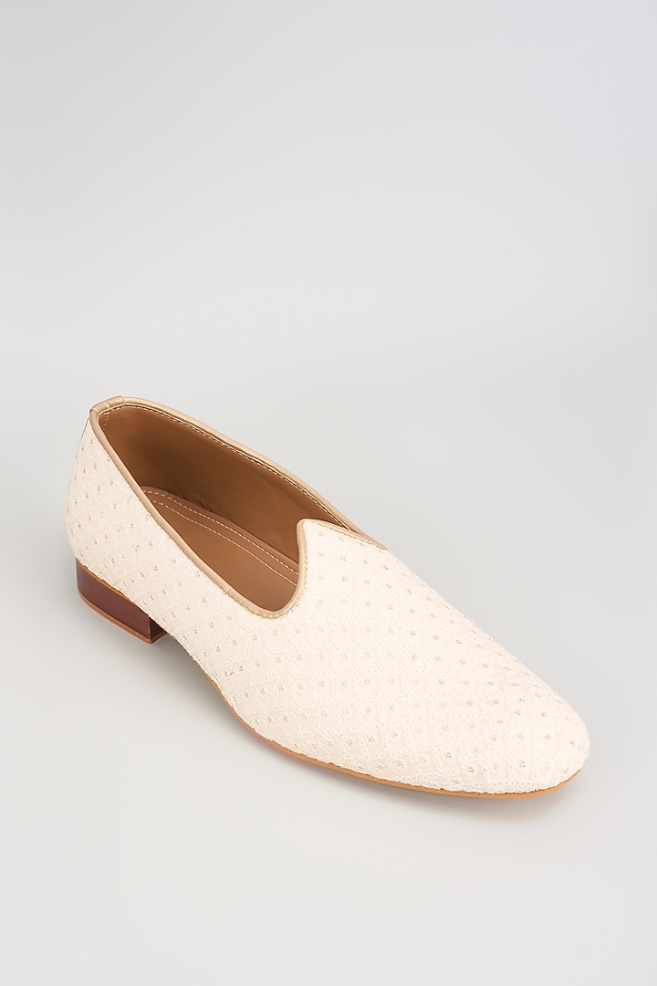 Cream Rich Silk Mojaris by Vanshik at Pernia's Pop Up Shop