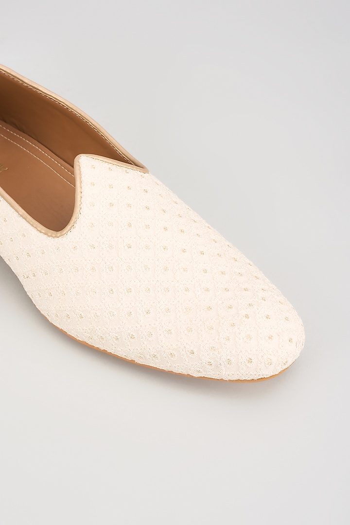 Cream Rich Silk Mojaris by Vanshik at Pernia's Pop Up Shop