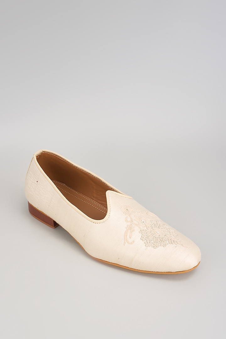 Cream Rich Silk Mojaris by Vanshik at Pernia's Pop Up Shop