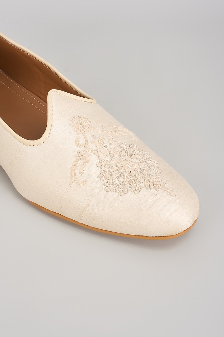 Cream Rich Silk Mojaris by Vanshik at Pernia's Pop Up Shop