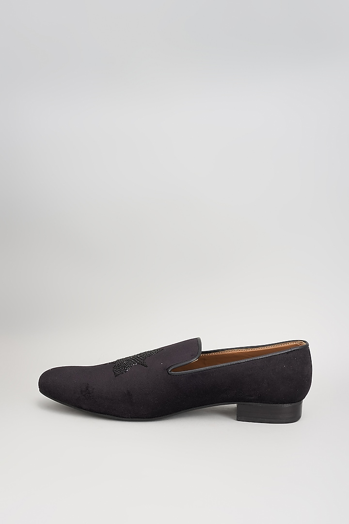 Black Suede Motif Embroidered Mojaris by Vanshik at Pernia's Pop Up Shop