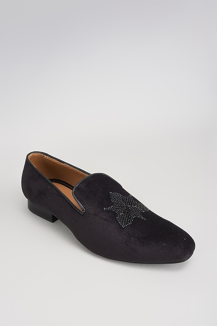 Black Suede Motif Embroidered Mojaris by Vanshik at Pernia's Pop Up Shop