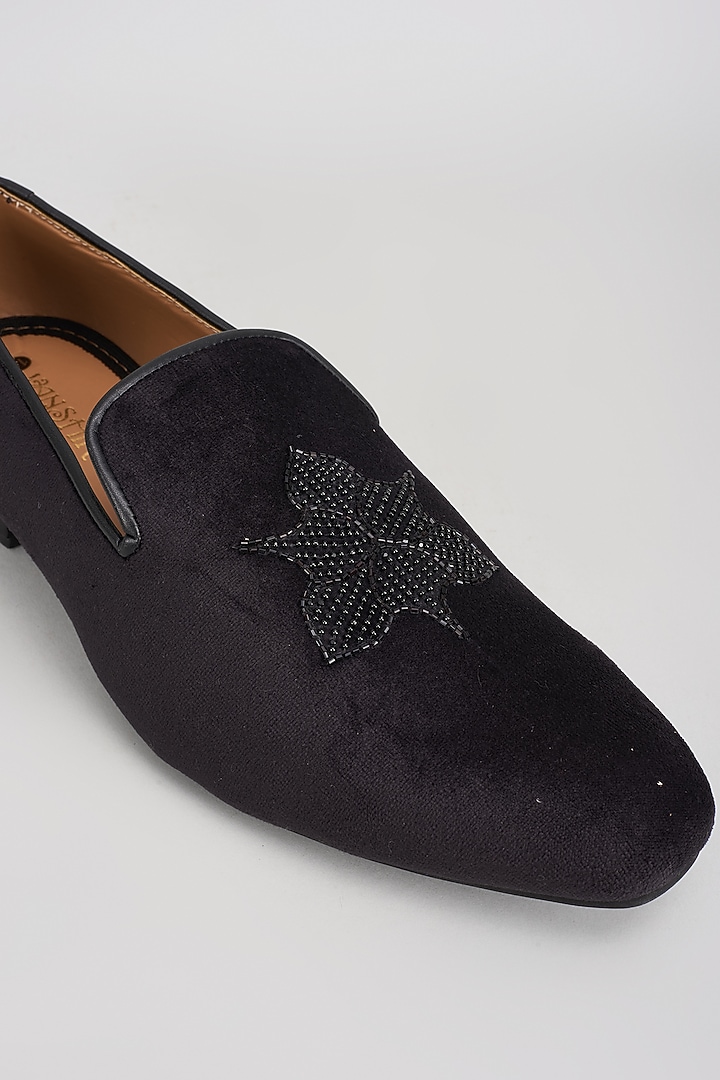 Black Suede Motif Embroidered Mojaris by Vanshik at Pernia's Pop Up Shop