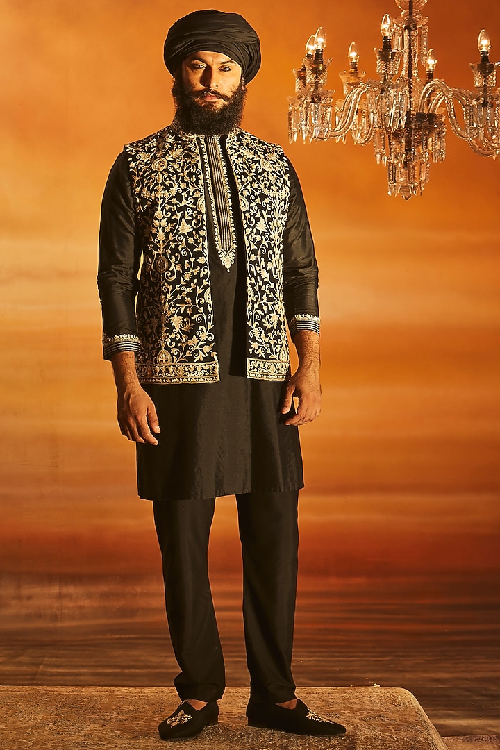 Black Silk Jaal Embroidered Bundi Set by Vanshik