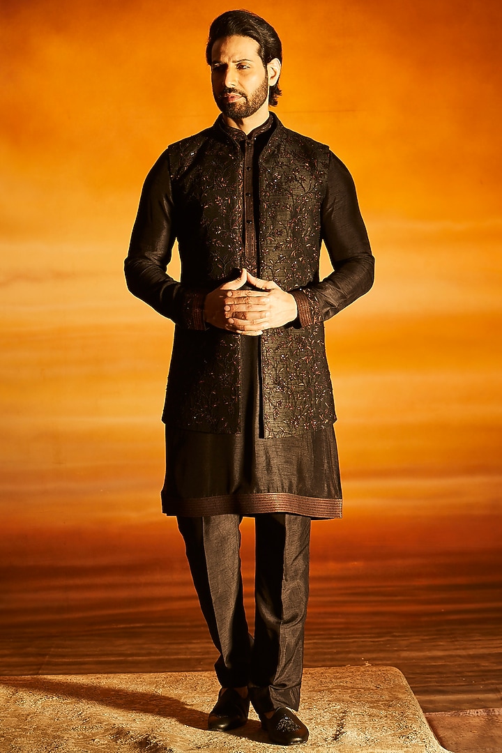 Black Silk Embroidered Bundi Set by Vanshik at Pernia's Pop Up Shop