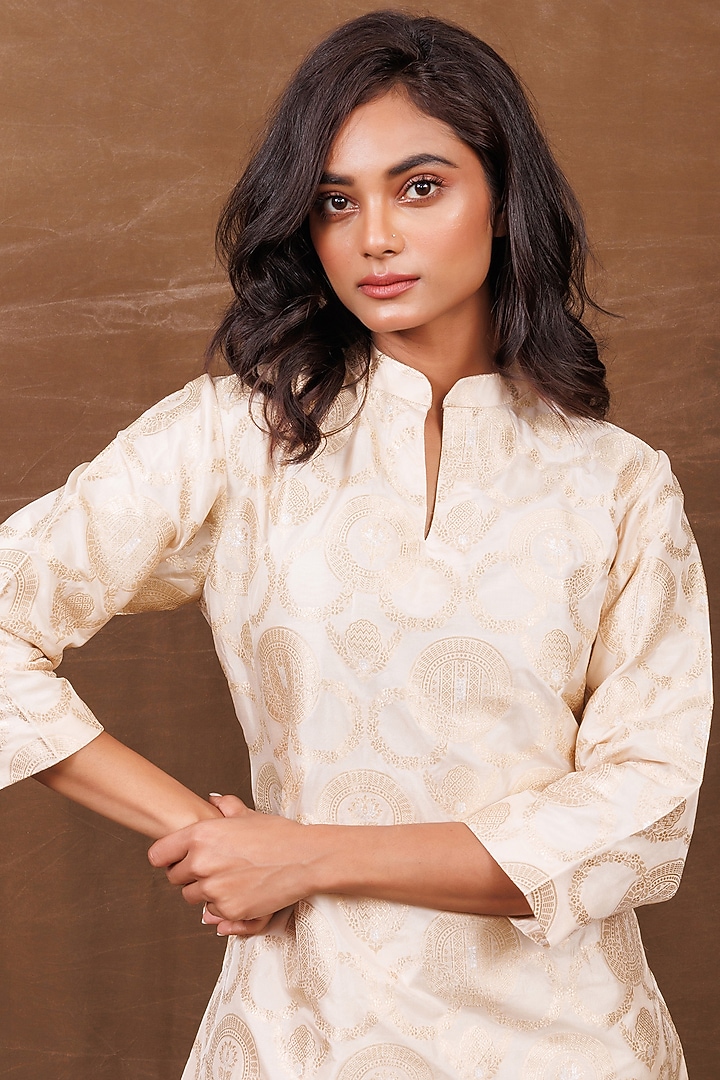 Ivory Banarasi Silk Handwoven Dhoti Skirt Set by Pinki Sinha at Pernia's Pop Up Shop