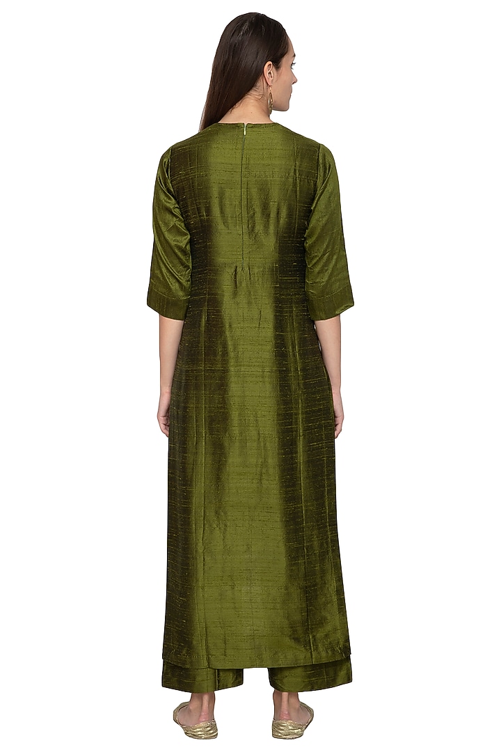 Green Embroidered Raw Silk Kurta Set by Pinki Sinha at Pernia's Pop Up Shop