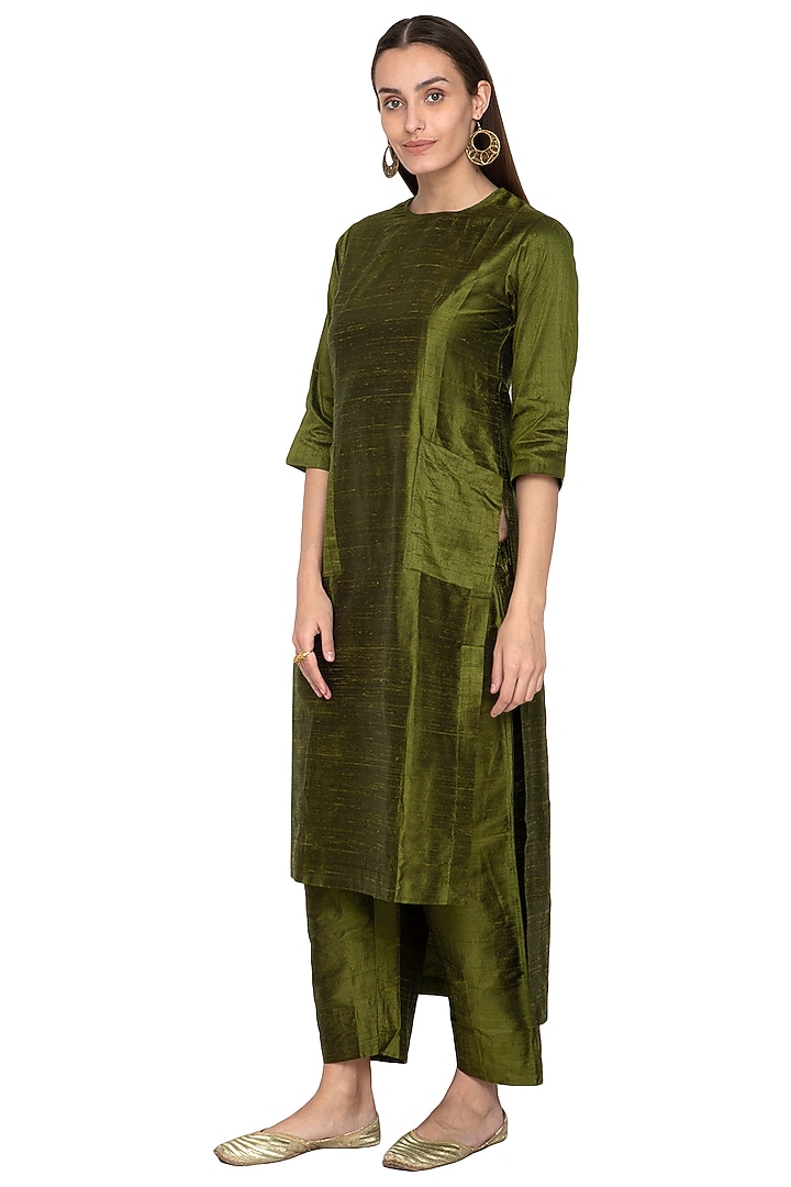 Green Embroidered Raw Silk Kurta Set by Pinki Sinha at Pernia's Pop Up Shop