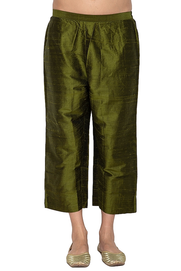 Green Embroidered Raw Silk Kurta Set by Pinki Sinha at Pernia's Pop Up Shop