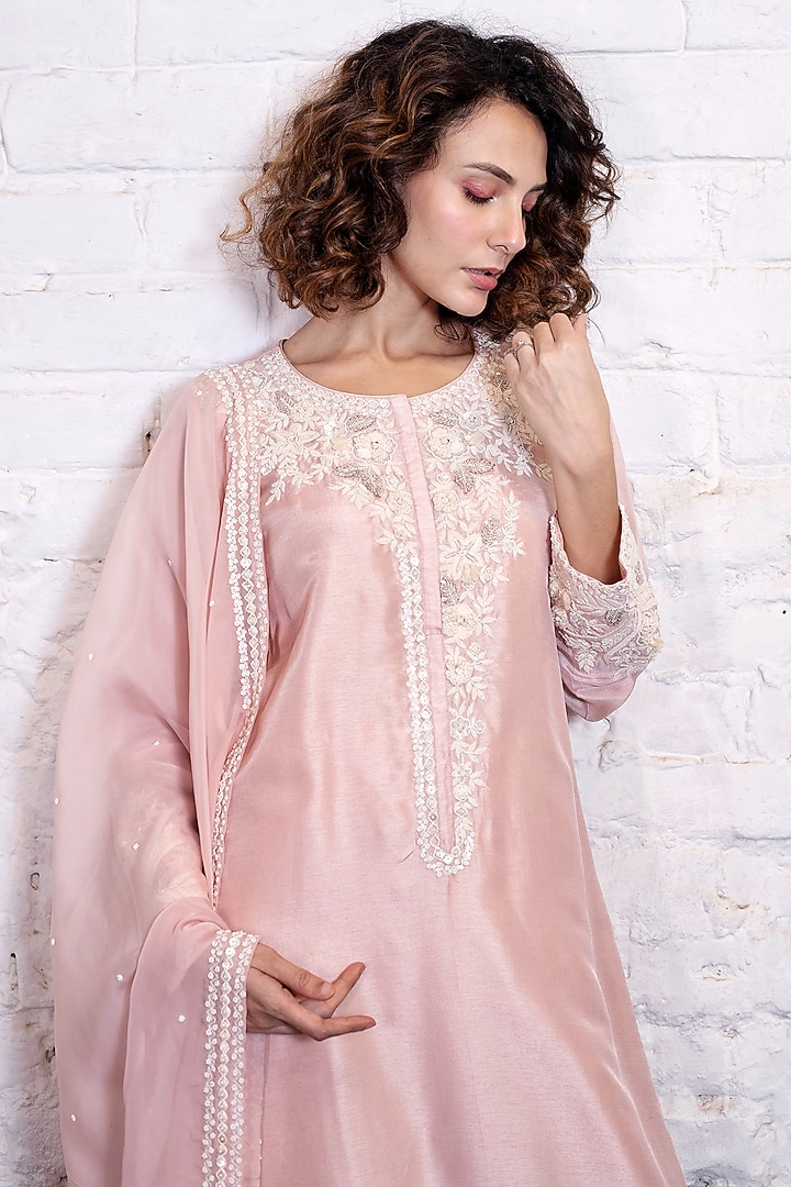 Blush Pink Silk Embroidered Kurta Set by Vasavi Shah at Pernia's Pop Up Shop