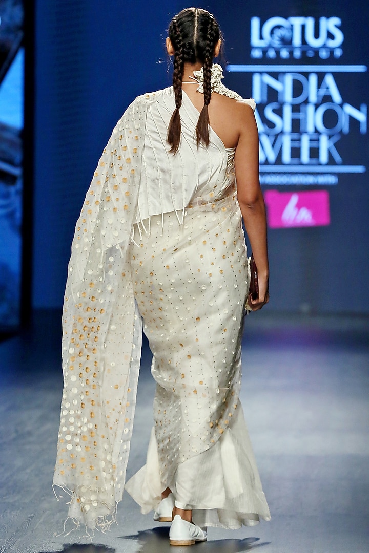 White Embroidered Reception Saree Set by Vaishali S at Pernia's Pop Up Shop