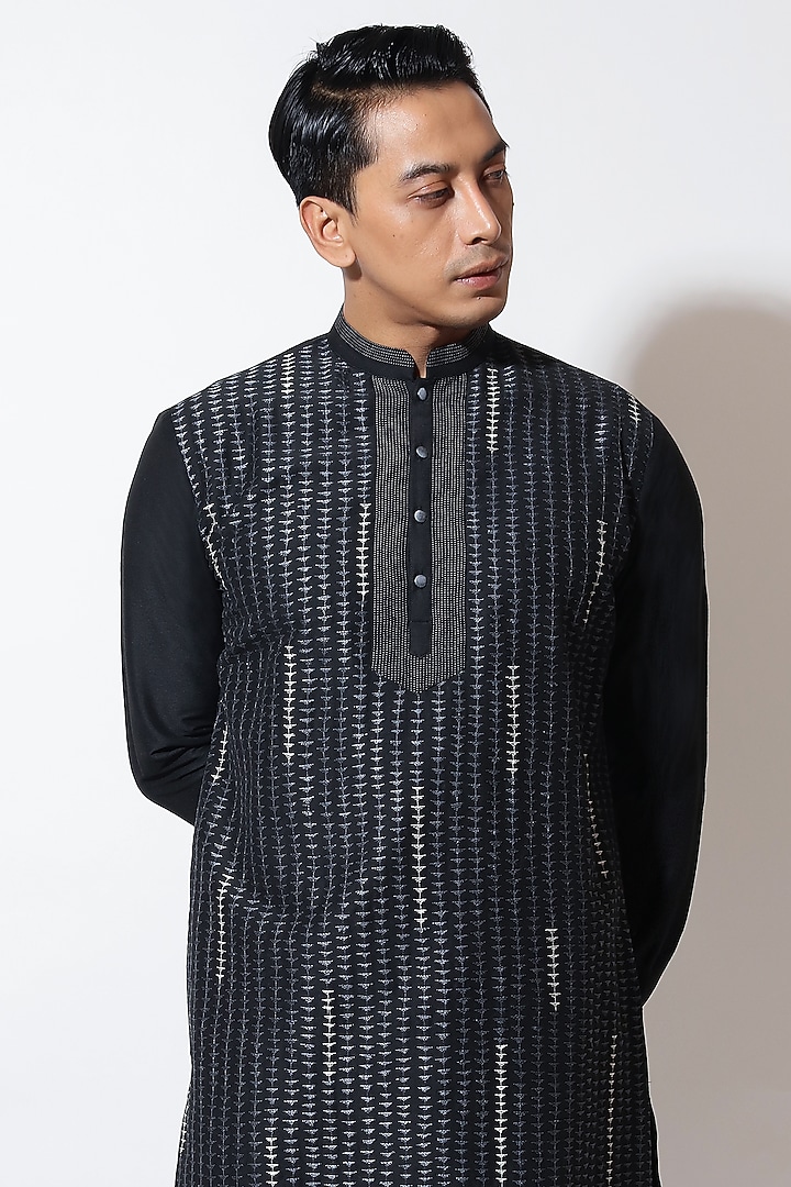 Black Spun Cotton Embroidered Kurta Set by Vivek Karunakaran at Pernia's Pop Up Shop