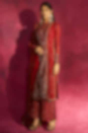 Red Embroidered Kurta Set by Vvani By Vani Vats at Pernia's Pop Up Shop
