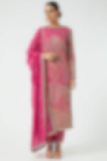 Fuchsia Hand Embroidered Kurta Set by Vvani By Vani Vats at Pernia's Pop Up Shop